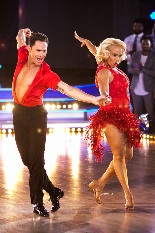 Kim Fields dances the Cha Cha with Sasha Farber on Dancing With the Stars