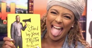 Kim Fields hams it up as she promotes Rickey Smiley's new book