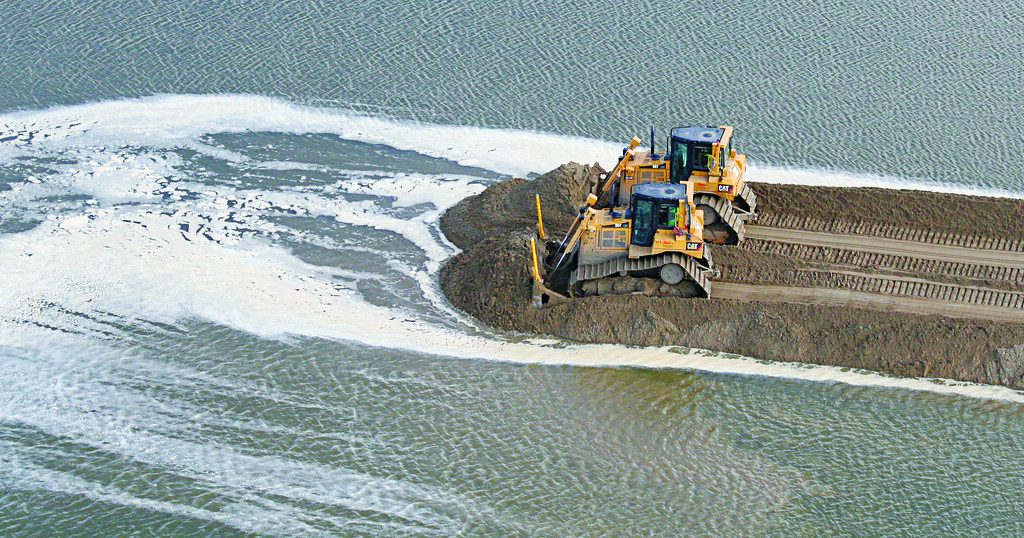 key setback (Credit: Levee L550 Upper Breach Aerial of Setback Construction 4 by OmahaUSACE on Flickr)